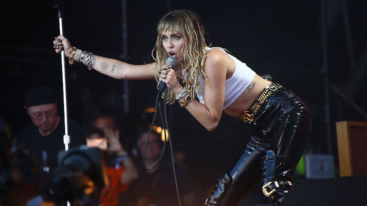 Miley Cyrus steht mit neuen Songs auf der Bühne. Die Inszenierung? Seit langem mal wieder sehr sexy.