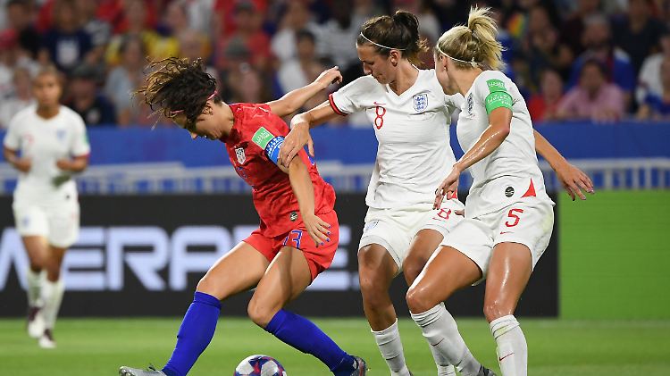 Alex Morgan (r.) erzielt das 2:1 bereits nach 31 Minuten, es ist auch das Endergebnis.