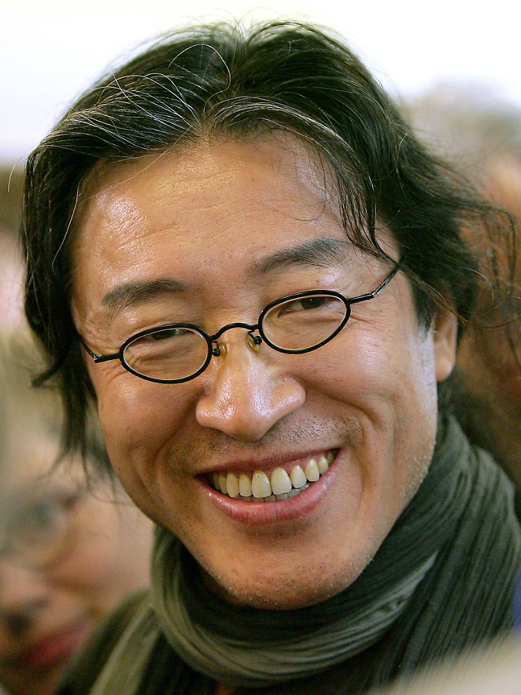 Der Schriftsteller Bei Ling ist ein alter Freund von Liu Xiaobo. Er wurde 2000 in China verhaftet, nach internationalen Protesten jedoch wieder freigelassen. Seither lebt er in den USA und Taiwan. Zusammen mit Liu Xiaobo begründete er 2001 den Pen-Club unabhängiger chinesischer Schriftsteller.