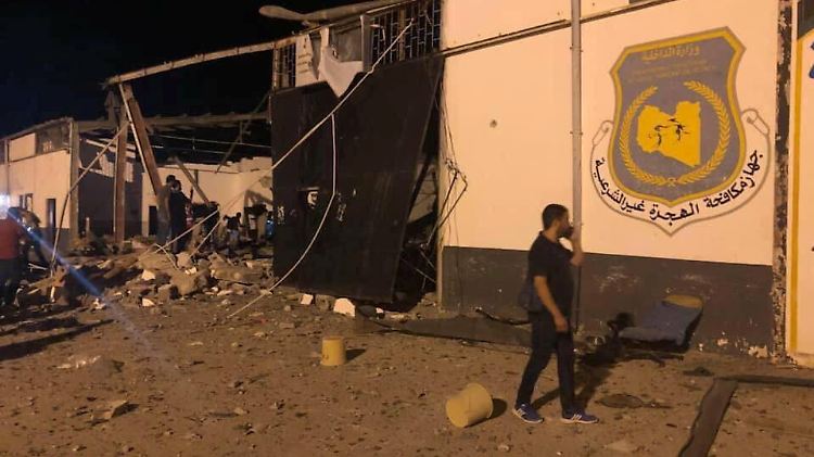 Das Flüchtlingslager wird in der Nacht getroffen. Es gibt etliche Tote und Verletzte.