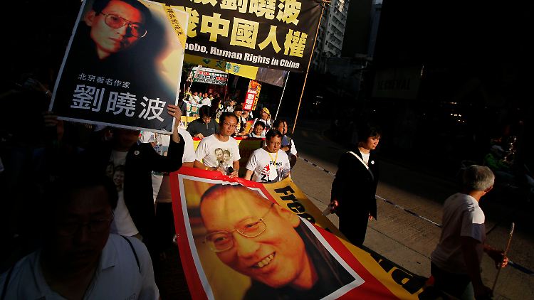 Anhänger der Demokratiebewegung demonstrieren in Hongkong mit Bildern des inhaftierten Liu Xiaobo.
