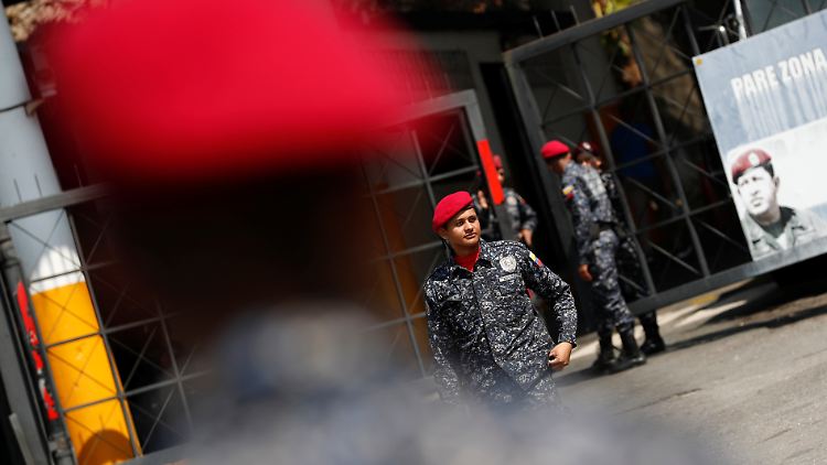 Uniformierte bewachen den Eingang zum berüchtigten Geheimdienstgefängnis Helicoide in Caracas.