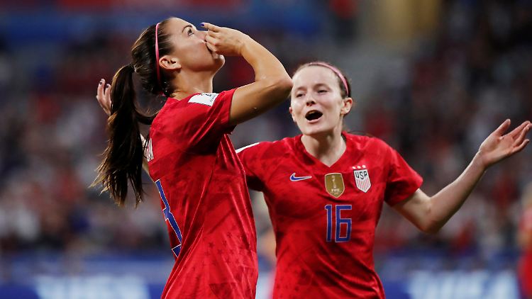 US-Superstar Alex Morgan feiert ihr Tor im WM-Halbfinale mit Tee-Jubel.