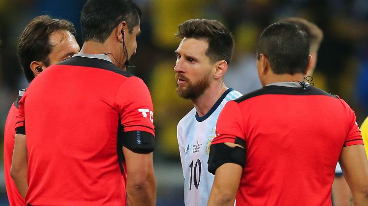 Mit der Leistung der Unparteiischen war Lionel Messi alles andere als einverstanden.