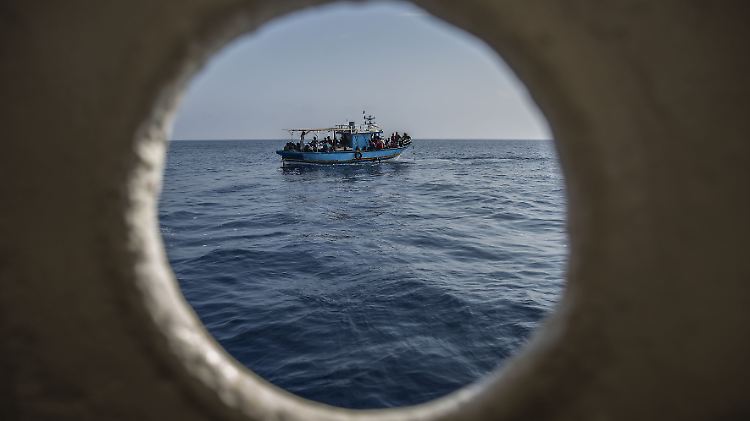 Ein Flüchtlingsboot treibt im Mittelmeer. 