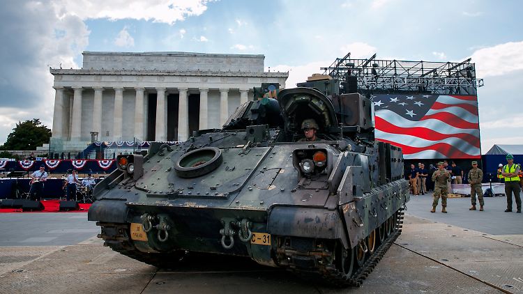 Ungewohntes Bild: Ein Bradley-Panzer vor dem Lincoln Memorial. 
