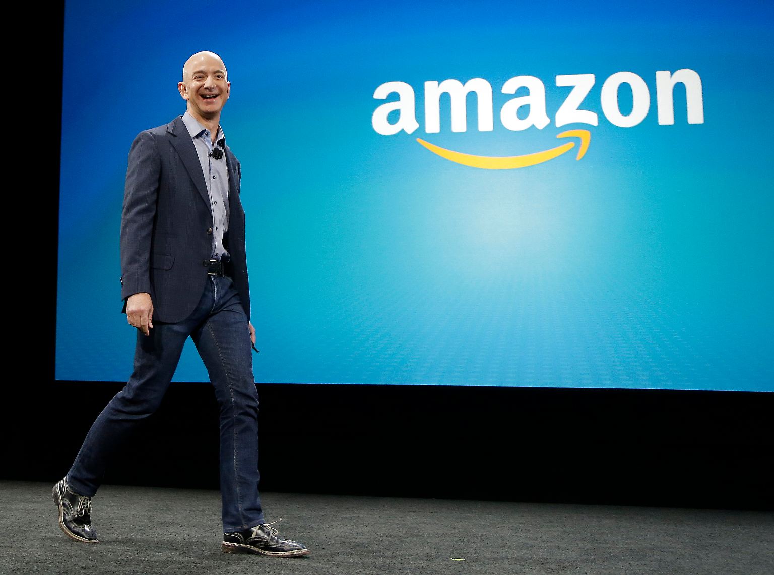 Eine Ära geht zu Ende: Amazon-Gründer Jeff Bezos gibt seinen Posten als Vorstandschef nach fast 30 Jahren ab. Wie fing alles an? Und wie geht nun weiter?