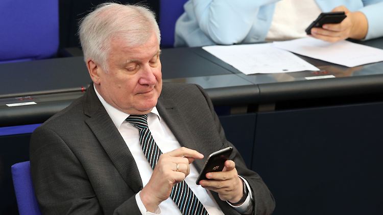 Sein Social-Media-Team mache das sehr seriös, sagte Seehofer zu seinem Abschied von Twitter.