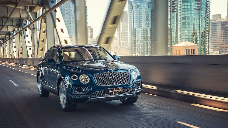 Wenn der Akku leer ist, muss der Bentayga für 2,5 bis 7,5 Stunden an die Steckdose.