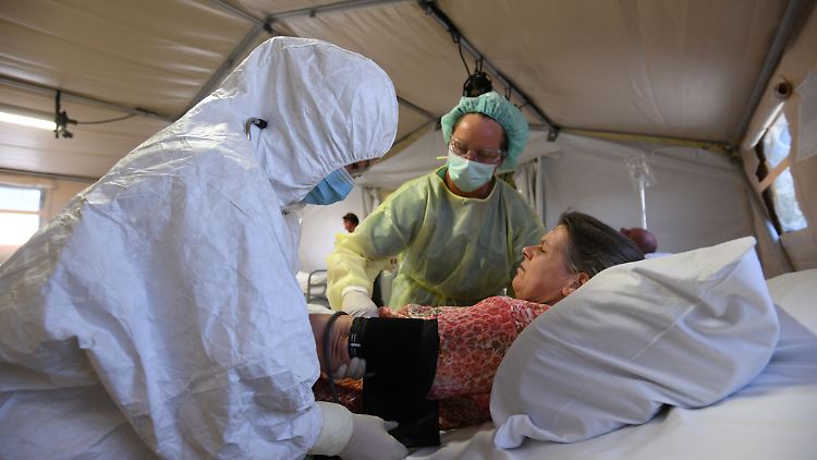 Medizinisches Personal der Chinesischen Volksbefreiungsarmee und der Bundeswehr übt an Statisten, wie es Patienten im Ernstfall versorgt.