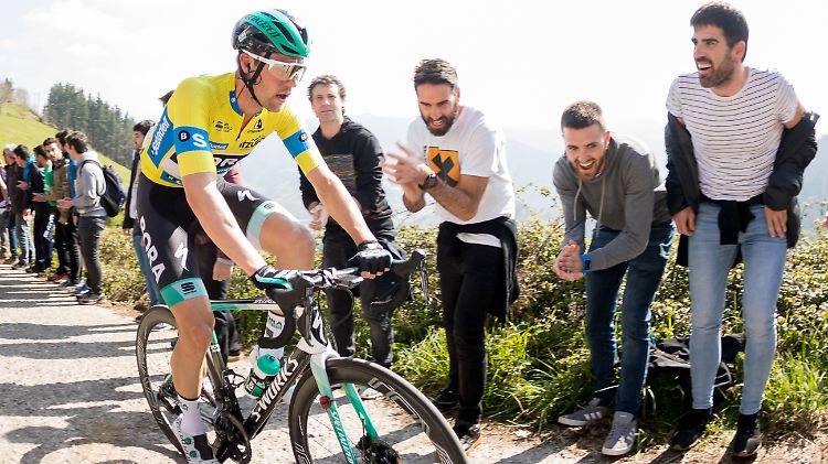 Emanuel Buchmann im Trikot des Gesamtführenden der Baskenland-Rundfahrt, die er im April als Dritter beendete.