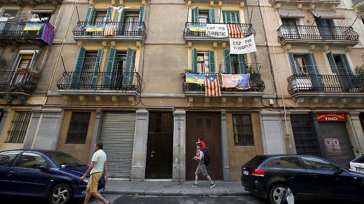 In Barcelona mangelt es an bezahlbarem Wohnraum. Mieter protestieren mit Plakaten an ihren Balkonen gegen den Boom an Ferienwohnungen, die die Situation auf dem Wohnungsmarkt noch verschlimmert.