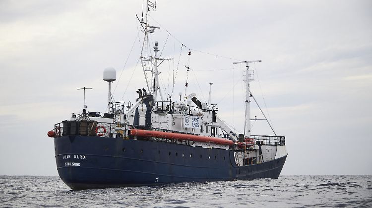 Zunächst versuchten die Flüchtlinge, der "Alan Kurdi" zu entkommen. Vermutlich dachten sie, es handele sich um ein Schiff der libyschen Küstenwache.