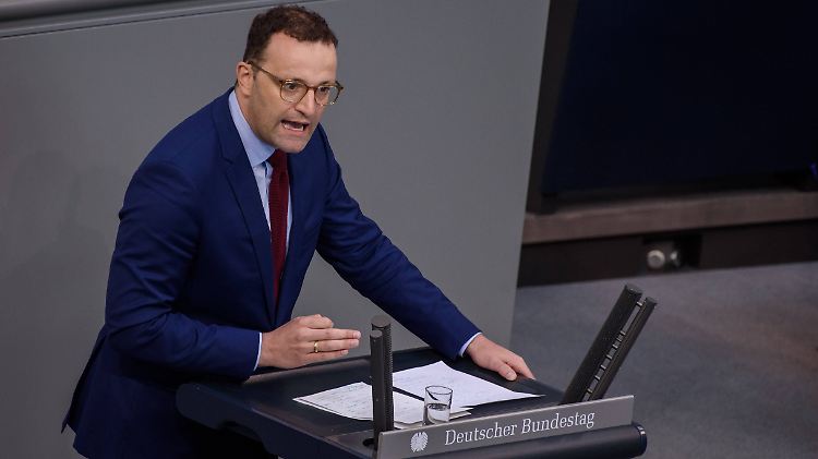 Der bisherige Mindestlohn in der Pflege liegt rund drei Euro unter Spahns Vorstellungen.