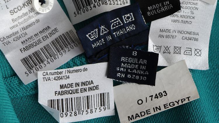 Lieber teure nachhaltige Produkte als billige Discountware? Nicht immer ist in einem Produkt auch drin, was drauf steht. Es gibt jede Menge Etikettenschwindel. Manche Hersteller nutzen den Hype um Nachhaltigkeit, um sich mit ökologischen Federn zu schmücken.