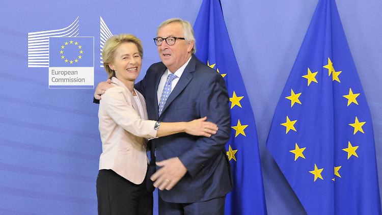 Knuddeln in Brüssel: Ursula von der Leyen mit Noch-Kommissionschef Jean-Claude Juncker.