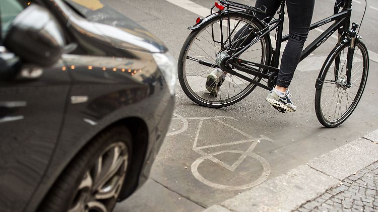 Wenn Autofahrer auf dem Radweg parken, kostet sie das bisher maximal 35 Euro.
