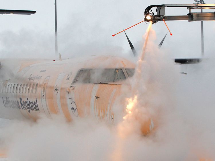 An den größeren Flughäfen sind eigenständige Unternehmen für das Enteisen zuständig.