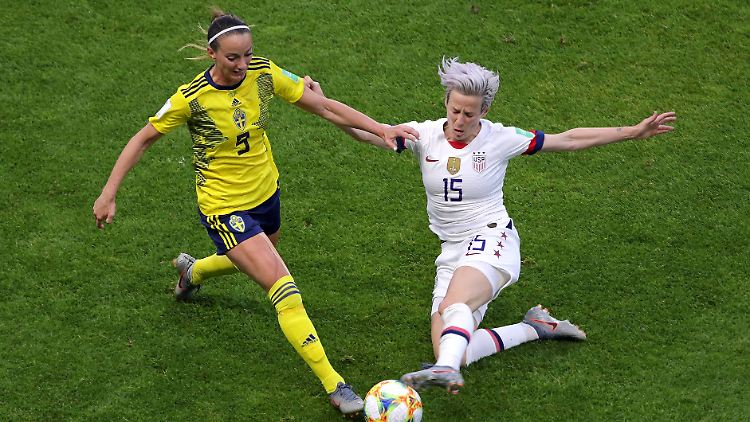 USA-Star Megan Rapinoe und Schwedens Kosovare Asllani schenken sich nichts im Vorrundenspiel und kämpfen um den Ball.