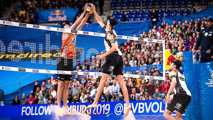 Julius Thole blockt und zieht ins WM-Viertelfinale ein.