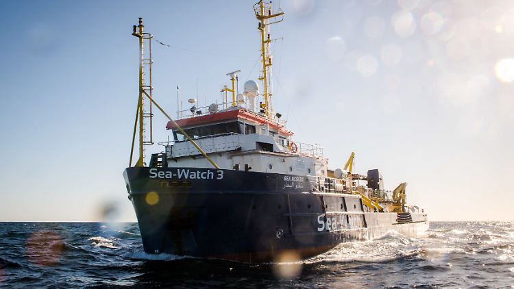 Sea-Watch-Kapitänin Rackete fühlte sich "alleingelassen", als sie mit den 40 geretteten Migranten an Bord vor Lampedusa trieb.