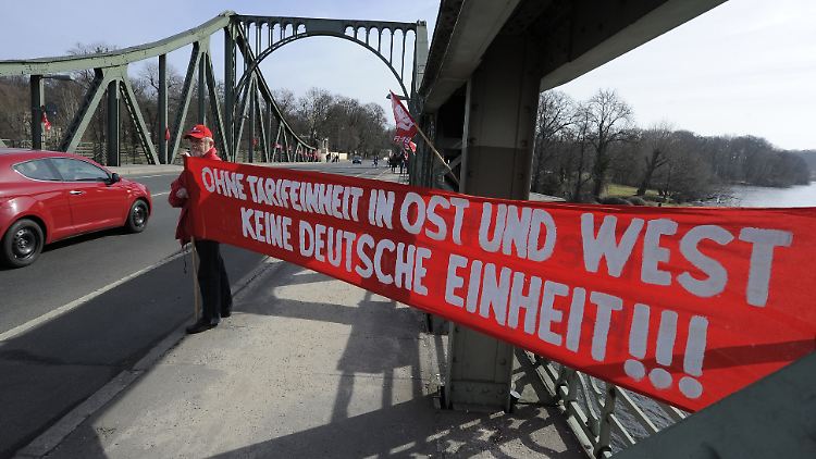 Seit Jahrzehnten wollen die Angestellten im Osten des Landes genauso bezahlt werden wie ihre Kollegen im Westen. 