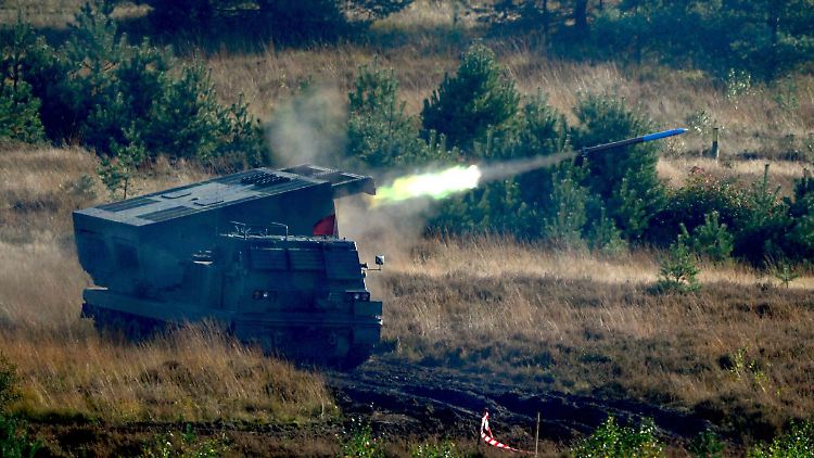 Ein Artillerie-Raketenwerfer vom Typ Mars feuert während einer Informationslehrübung ein Geschoss ab. 