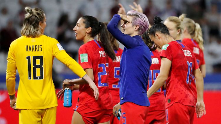 Megan Rapinoe (M.) sagt, sie werde fürs Finale wieder fit sein.