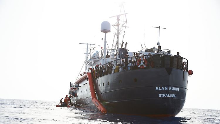 In internationalen Gewässern vor Libyen rettete die "Alan Kurdi" 65 Menschen aus dem Mittelmeer.