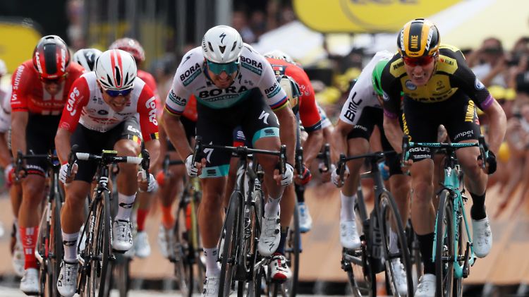 Mike Teunissen rechts schiebt sich erst auf den letzten Zentimetern an Sprintstar Peter Sagan vorbei.
