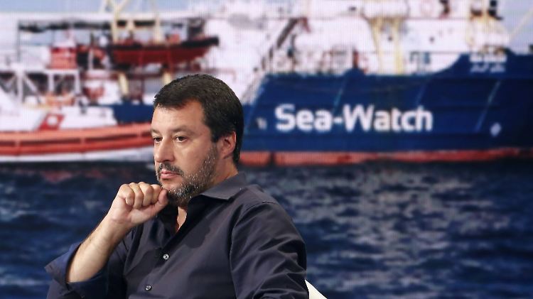 Salvini war mit dem Versprechen angetreten, die illegale Einwanderung nach Italien zu stoppen. Er konzentriert sich dabei vor allem auf medienwirksame Aktionen.