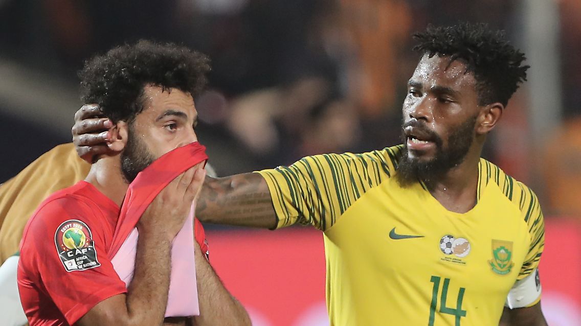 Südafrikas Thulani Hlatshwayo (r.) tröstet Ägyptens Mohamed Salah nach dem Schlusspfiff.