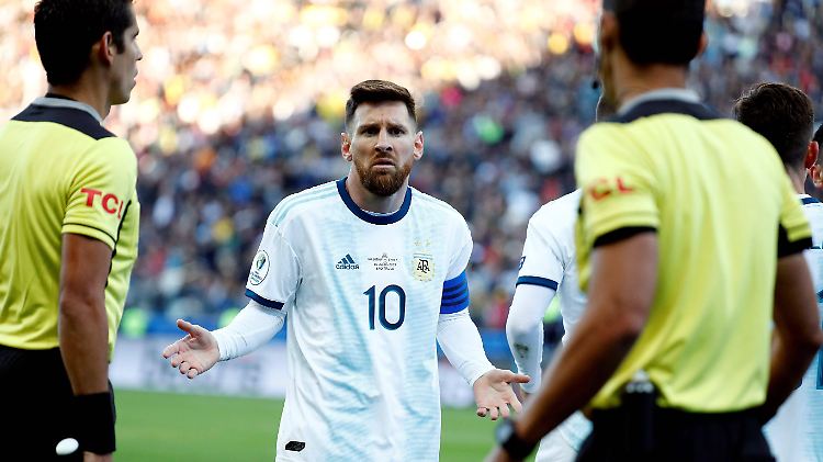 Auf dem Platz noch ratlos, nach dem Spiel entschlossen: Lionel Messi hatte nach seinem Platzverweis lange Zeit, sich seine Worte zu überlegen.