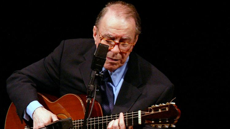 João Gilberto bei einem seiner zuletzt selten gewordenen Auftritte, 2004 in New York.