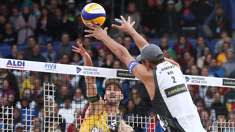 Clemens Wickler (im gelben Trikot) und sein Partner Julius Thole gaben im Finale eine Satzführung aus der Hand.