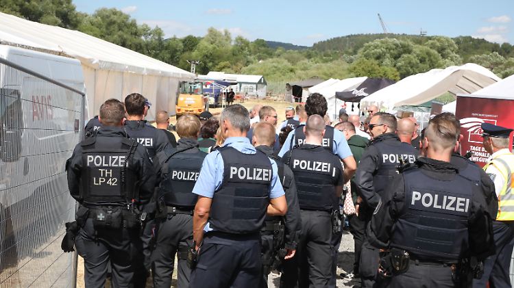 Die Polizei war mit einem Großaufgebot vor Ort, um mögliche Protestaktionen friedlich zu begleiten.