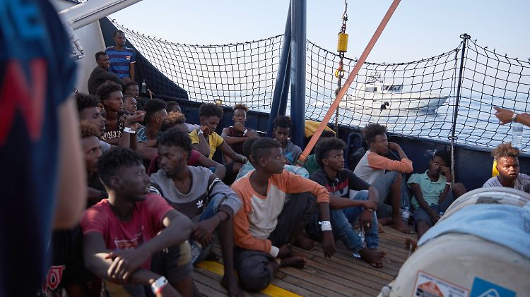 Flüchtlinge an Bord des Seenotrettungsschiffs "Alan Kurdi".