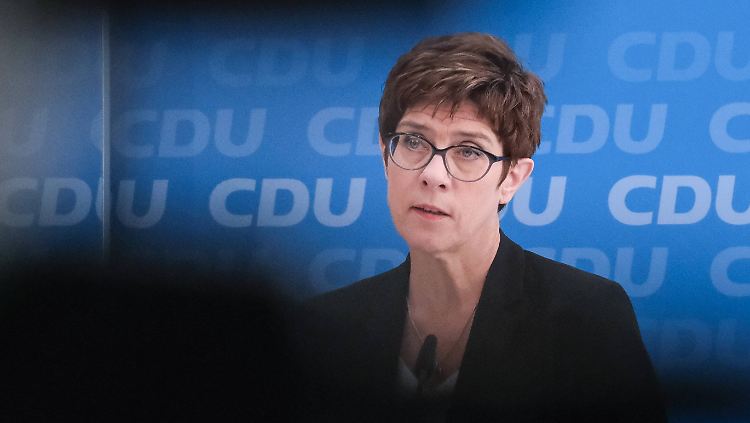 Annegret Kramp-Karrenbauer warnt die SPD davor, die Wahl von der Leyens zu hintertreiben.