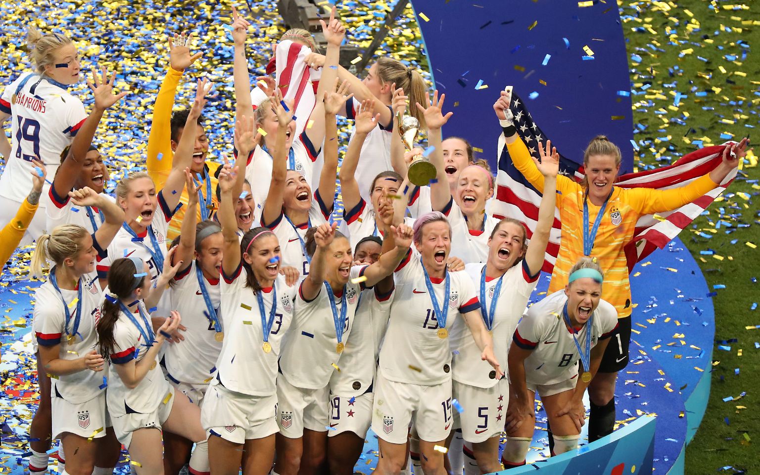Welch ein Triumph für Megan Rapinoe und das US-Team! Erst zappelte die kurz zuvor ausgewechselte Frontfrau nervös an der Seitenlinie, doch mit dem Abpfiff stürmte sie auf den Rasen und fiel ihren Teamkolleginnen nach dem vierten WM-Titel für die USA jubelnd in die Arme.