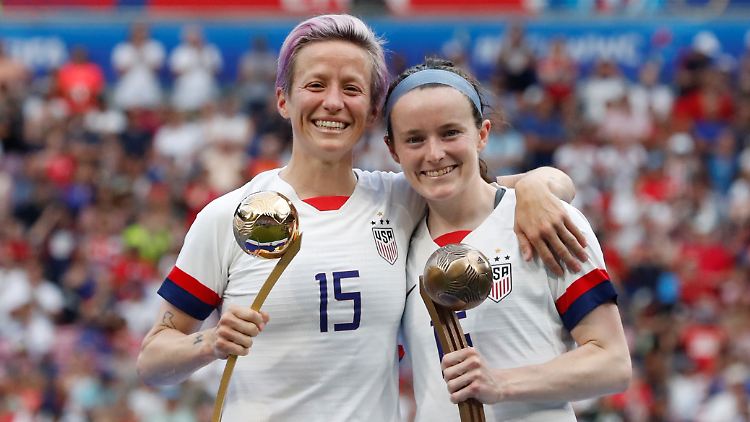 Finaltorschützinnen unter sich: Megan Rapinoe (links) gewann nicht nur den Titel, sondern auch den Goldenen Schuh als beste Torschützin des Turniers. 