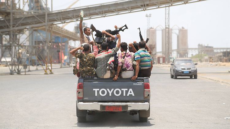 Huthi-Rebellen auf einem Pickup-Truck.