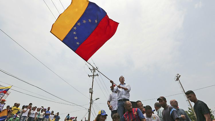 Der selbst ernannte Interimspräsident Juan Guaidó fordert den Abgang Maduros und freie Wahlen.