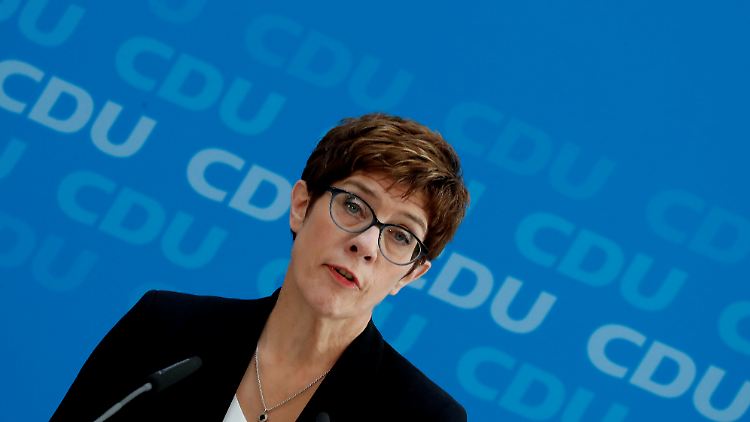 CDU-Vorsitzende Kramp-Karrenbauer will nach der Sommerpause "gemeinsame Lösungen" finden.