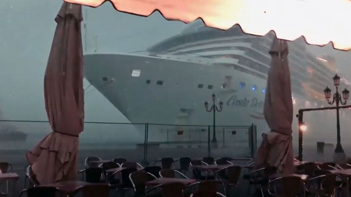 KreuzfahrtschiffVenedig.jpg