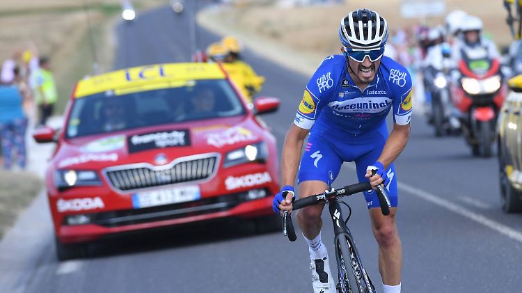Unterwegs musste Julian Alaphilippe hart arbeiten, im Ziel durfte der Franzose den Tagessieg und das Gelbe Trikot bejubeln.