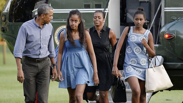 Pubertieren unter Extrembedingungen: US-Präsident Obama kehrt mit Ehefrau Michelle und den beiden Töchtern Sasha (r.) und Malia nach dem Sommerurlaub 2015 ins Weiße Haus zurück.