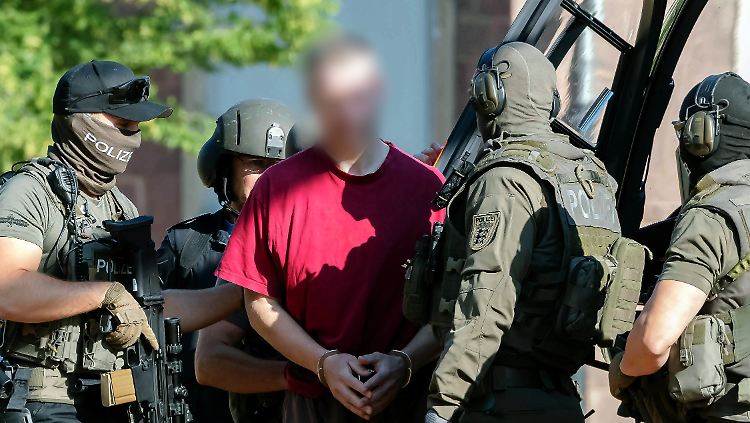 Der Mordverdächtige Stephan E. beim Haftprüfungstermin in Karlsruhe. 