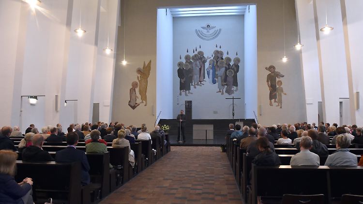 Zum Krisengespräch ist die Heilig-Geist-Kirche in Münster voll: Eine anstößige Predigt regt die Gemeindemitglieder seit Tagen mächtig auf. 