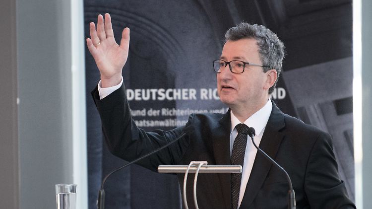 "Die Gleichung 'Mehr Strafrecht gleich weniger Kriminalität' geht bei den Jugendlichen nicht auf", so der Vorsitzende des Richterbunds, Jens Gnisa. 