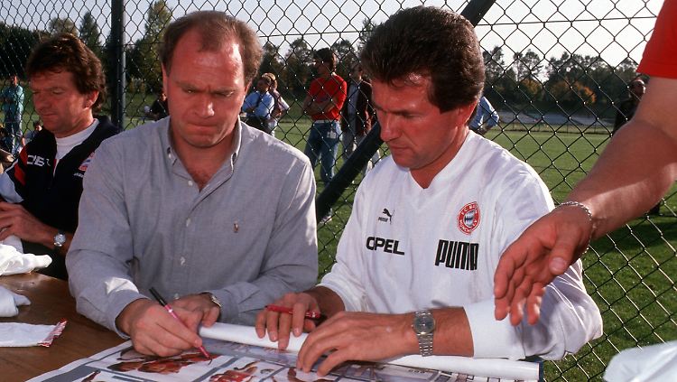 Die guten alten Zeiten. Ein Moment von damals, als Uli Hoeneß und Jupp Heynckes noch bei den Eltern ihrer Wunschspieler aufschlugen, um die Verträge zu unterzeichnen. 
